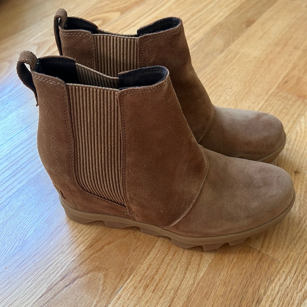 Barely worn Sorel Joan of Arctic II Wedge Chelsea snow boot - waterproof!!